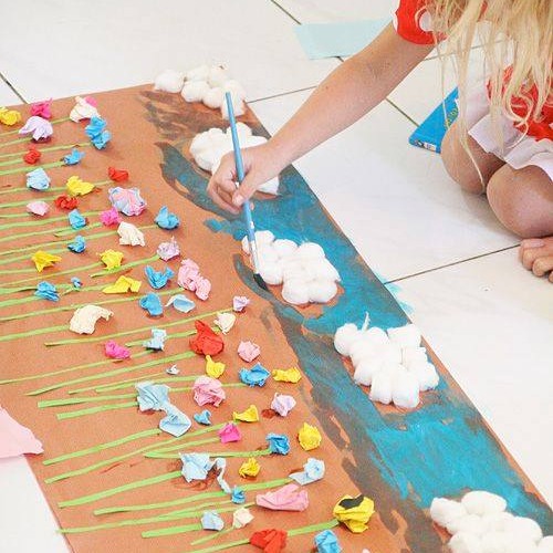 Nem csupán rajzlapra készíthettek különféle alkotásokat 🙂

🎨 Íme egy ötlet 🙂
Kiterített kartonlapra tájkép készítés különféle alapanyagokkal vegyítve. 
A virágok szára zöld lapokból vágott csíkokból, szirmaik pedig összegyúrt különféle színes krepp papírból, a felhők pedig vattapamacsokból készültek 🙂

#ötlet #alkotnivaló #kartonlapra #ovisoknak #alkotnijó #anyamesélj #alkotógyerek #nyárikép